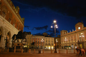 piazza cavalli notte blu