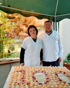 Nella foto, Maura e il marito Maurizio durante i festeggiamenti per i cento anni del negozio