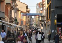 “Shopping in centro? Solo negozi di mutande”. Commercio e Ztl, piacentini scatenati su Facebook