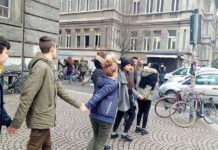 Abbraccio degli studenti al Gioia per chiedere quattro palestre, vere