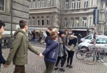 L’abbraccio degli studenti al Gioia per chiedere quattro palestre, vere