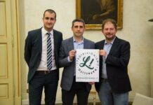 Cannabis, Pizzarotti firma per la legalizzazione: è polemica