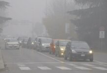 Aria irrespirabile, a piedi per lo shopping natalizio Auto immerse nello smog