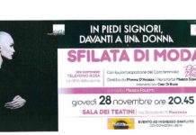 In piedi signori davanti a una donna