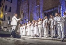 Il coro diretto da Andrea Zermani in concerto con la band il 10 agosto nei Chiostri di S. Colombano a Bobbio