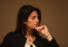 L’assoluzione di Raggi rafforza gli avversari del M5s, Calenda in primis