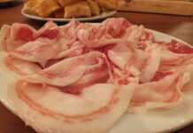 Salumi in festa per la mietitura: la pancetta del nonno e pane fatto in casa