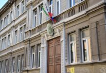 Atto vandalico sulla facciata dell’istituto Romagnosi bloccato dalla Polizia locale. Identificati i responsabili
