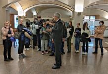 Per gli studenti della scuola media Dante-Carducci una lezione pratica di come funziona una banca