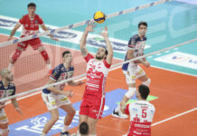 I biancorossi del Gas Sales Bluenergy Volley espugnano Trento e salgono al quarto posto. Debutto vincente per il coach Botti