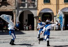 I bobbiesi si sfidano nel Palio delle Contrade. Sono cinque: Alcarina, Fringuella, Agazza, Legleria e Nova