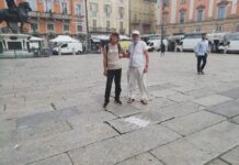 Il Laboratorio Popolare Cultura e Arte ha eseguito intervento in Piazza Cavalli sulla ferita di una lastra del selciato