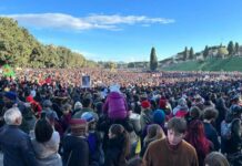 In piazza contro la violenza sulle donne: a Roma sfilano in migliaia