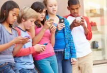A scuola cellulari banditi anche per l’uso didattico: Valditara firma la circolare