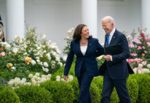 Biden si ritira e appoggia Kamala Harris per la corsa presidenziale