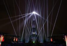 Parigi 2024, cerimonia di emozioni: braciere acceso Giochi aperti