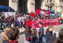 Studenti in piazza, a Torino quindici agenti in ospedale