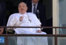 Papa Francesco si affaccia e benedice i fedeli: “Grazie a tutti”