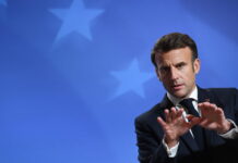 Macron: “Mosca finge di negoziare la pace. Nessuna revoca delle sanzioni alla Russia”