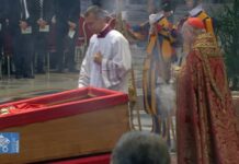 La salma di Papa Francesco è nella Basilica di San Pietro. Fedeli in fila per entrare