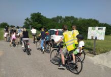 Gli alunni del 2° Circolo didattico in bici con famiglie e insegnanti lungo l’argine