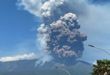 Etna: crolla una parete del cratere, nube alta chilometri e turisti in fuga