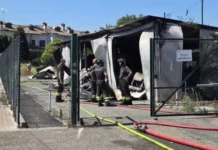 Un incendio devasta la sede della Misericordia: distrutti sei mezzi essenziali per l’assistenza ai più fragili
