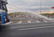 Corteo pro Pal a Bologna blocca la tangenziale e l’A14: “Siamo 100mila”.